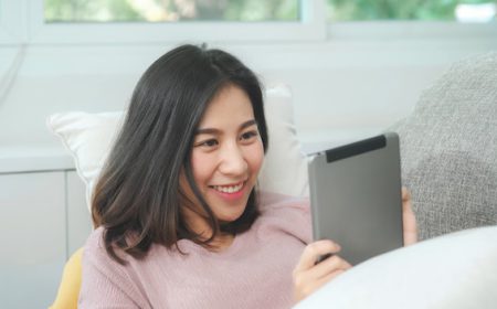 asian-woman-listening-music-using-tablet-female-using-relax-time-lying-home-sofa-living-room-home-happy-female-listening-music-with-headphones-concept_7861-1953.jpg