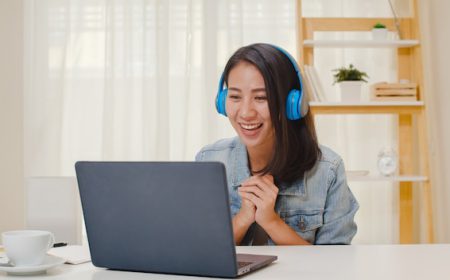 freelance-business-women-casual-wear-using-laptop-working-call-video-conference-with-customer-workplace-living-room-home-happy-young-asian-girl-relax-sitting-desk-job-internet_7861-2448.jpg